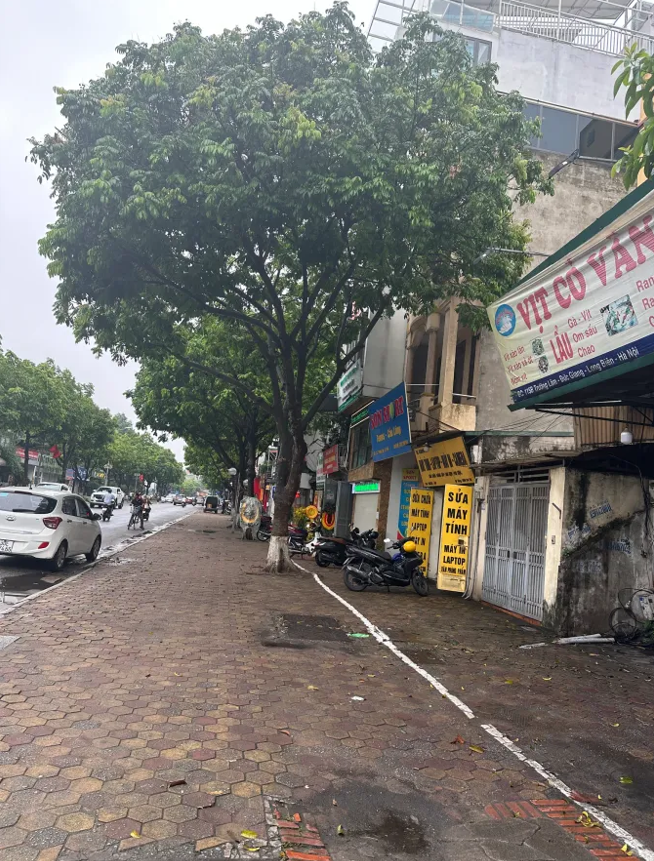 Bán đất 150m2 Trường Lâm, Long Biên tặng nhà cấp 4 đang cho thuê, mặt tiền 6m kinh doanh phát lộc, giá bán 30 tỷ, vỉa hè rộng, ô tô tránh