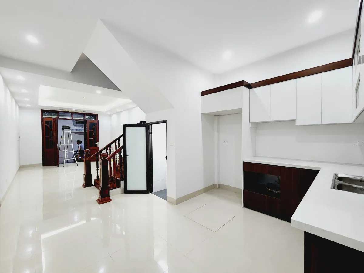 Nhà đẹp 50m2 * 5 tầng tại Xuân Thủy Cầu Giấy, giá 9,6 tỷ, nhà sạch sẽ không tranh chấp, hỗ trợ sang tên sổ đỏ