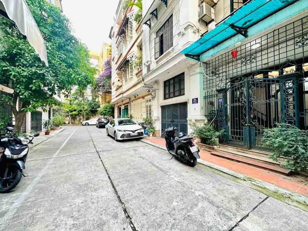 Bán nhà riêng Hai Bà Trưng, giá 15,5 tỷ, full nội thất xịn, cầu thang gỗ lim, nhà thuộc khu phân lô, ngõ rộng ô tô đỗ cửa, an ninh cực tốt