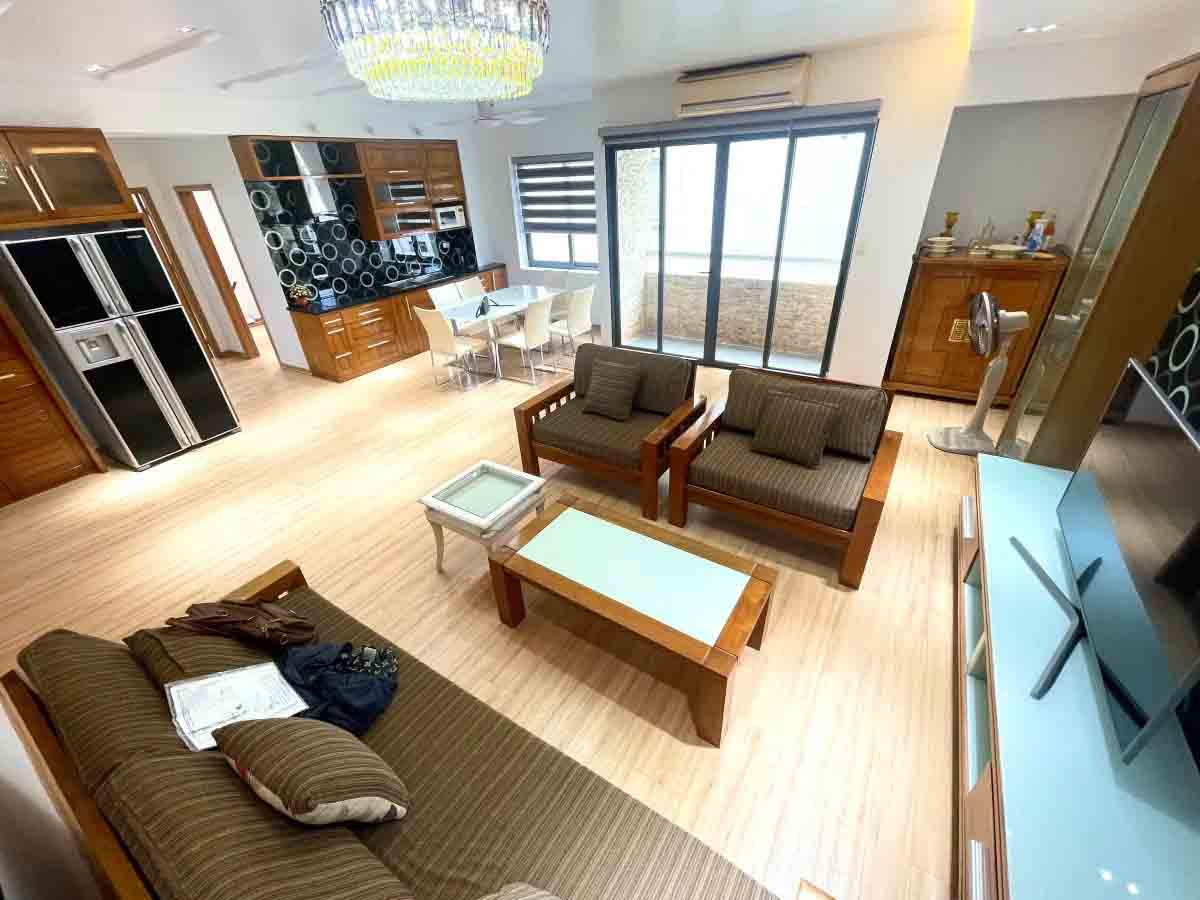 Bán chung cư Cầu Giấy, căn 2 ngủ 96m2, tặng full nội thất cao cấp, 2 ban công thoáng sáng, sổ đã sẵn sàng sang tên