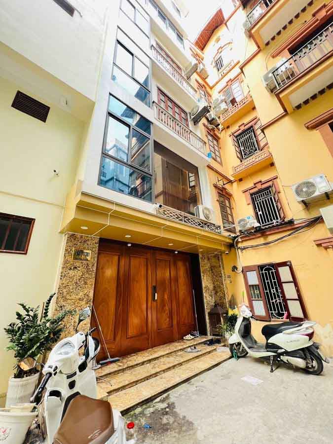 Bán nhà tại Cầu Giấy 14 tỷ, 44m2, mặt tiền gần 5m, ngõ ô tô vào thoải mái, nội thất là đồ gỗ chất lượng