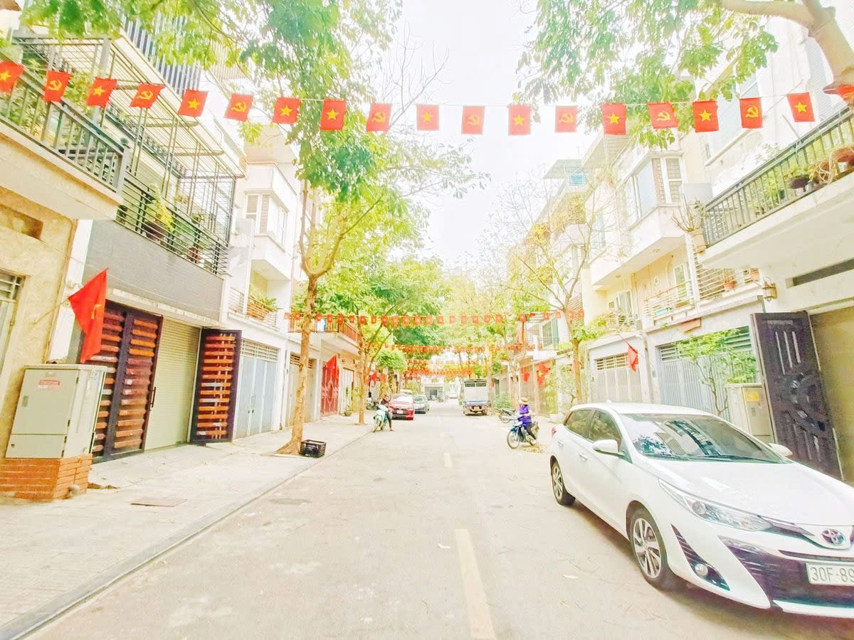 Bán nhà liền kề Văn Phú, diện tích 90m2, giá 19 tỷ, ô tô dừng đỗ