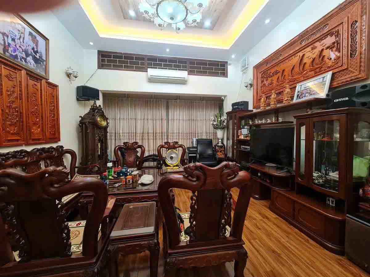 Bán nhà mặt phố Khương Trung, kinh doanh sầm uất, cửa hàng san sát, giá 17 tỷ