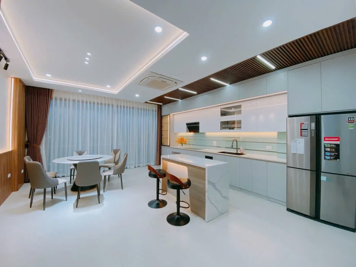 Bán nhà riêng Cổ Linh Long Biên, mặt tiền 5.33m, ô tô dừng đỗ trước cửa, giá 14.2 tỷ