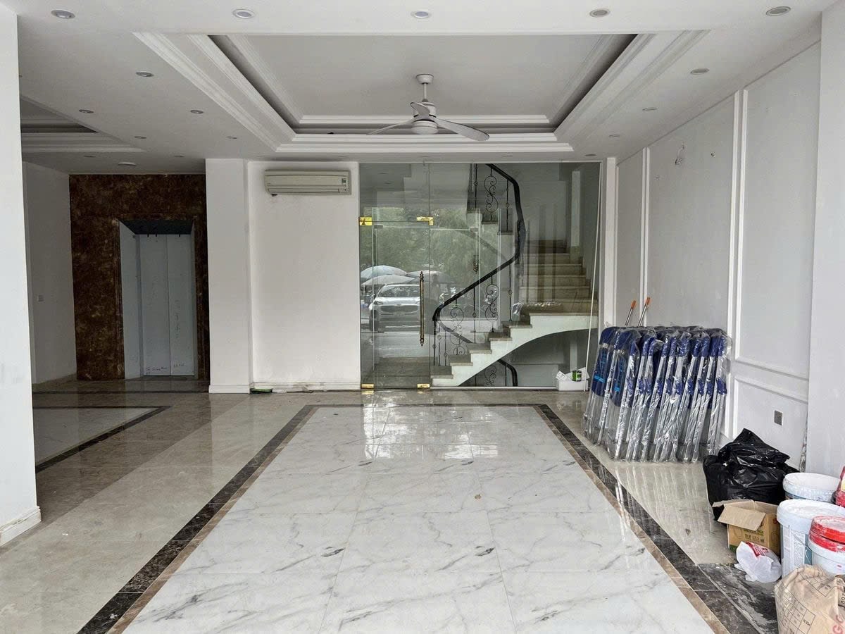Bán shophouse Tố Hữu, ô tô dừng đỗ ngày đêm, mặt tiền 9.2m, giá 27 tỷ